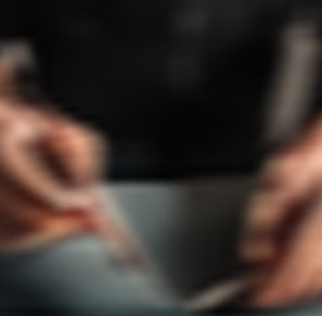 Hände beim Gestalten eines Entwurfs